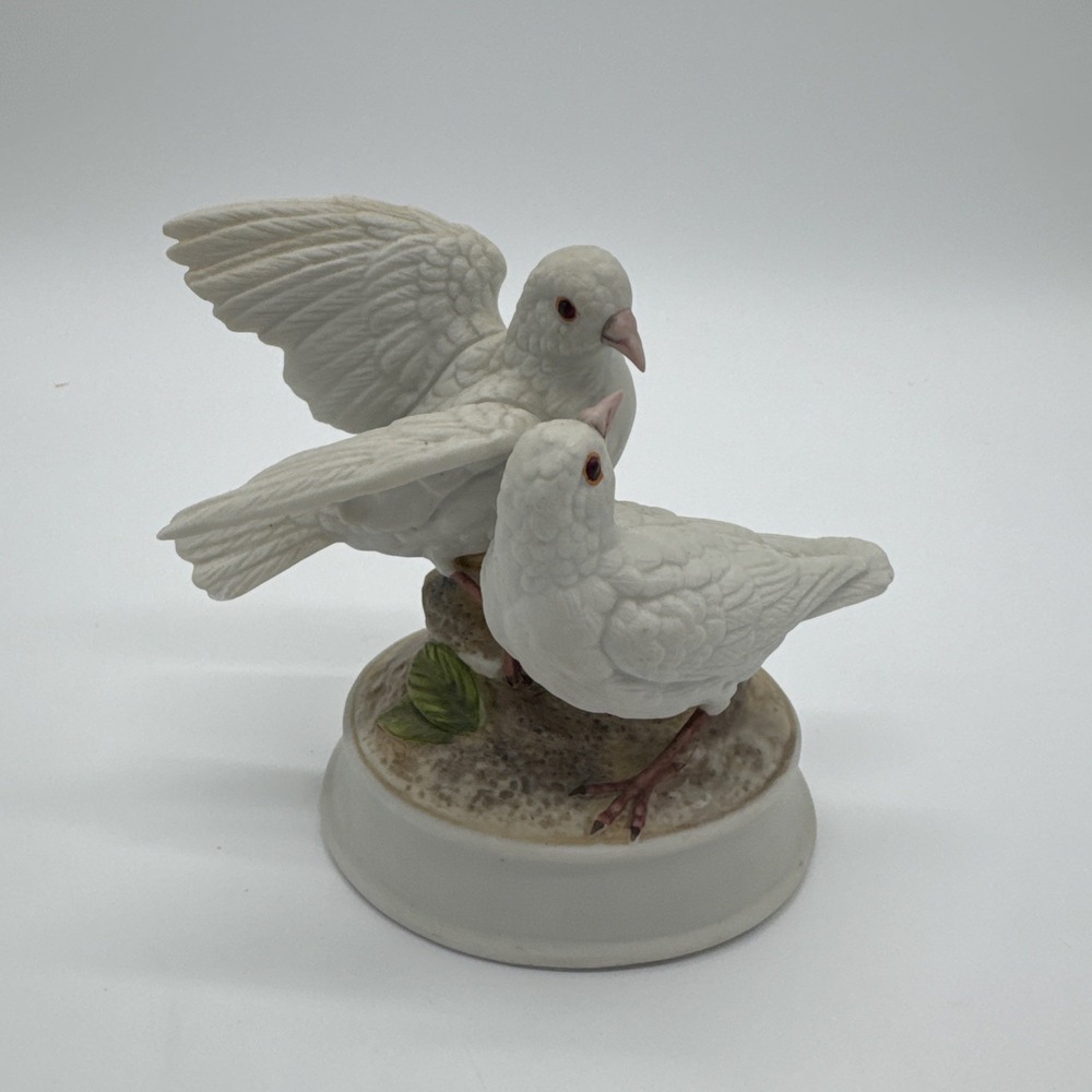 Vintage Gorham Porcelain Love Bird Doves Figurine‎ Music Box Made in Japan